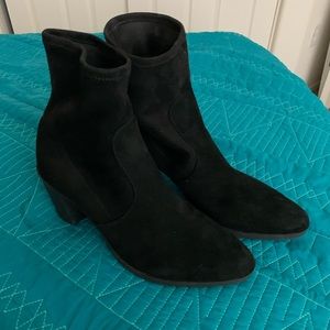 NWOT Flexx pull-on faux suede booties